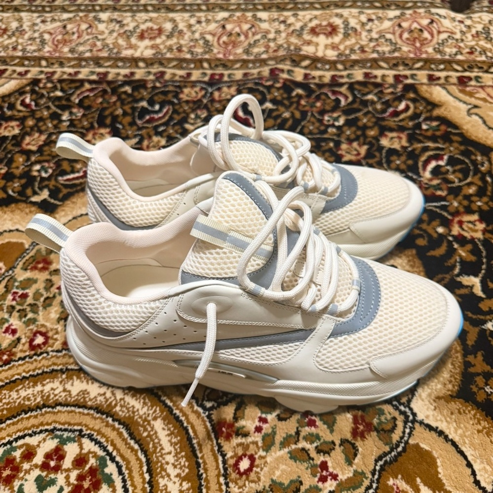 Dior B22 worn once. In perfect condition